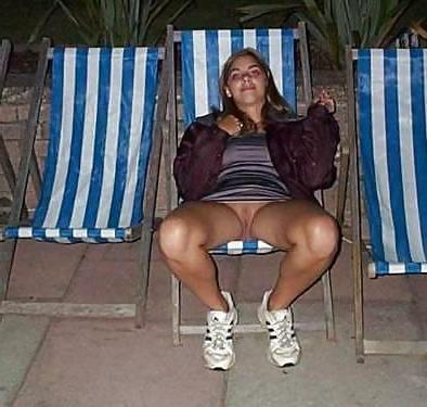 25P Les salopes (show pussy outdoor )