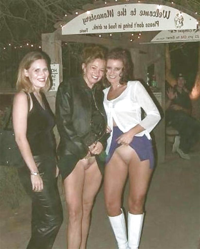 25P Les salopes (show pussy outdoor )