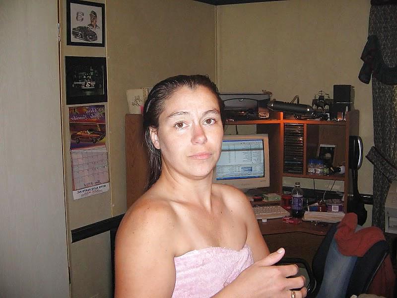 25P SHOW YOUR WIFE - HORNY HOUSEWIFE