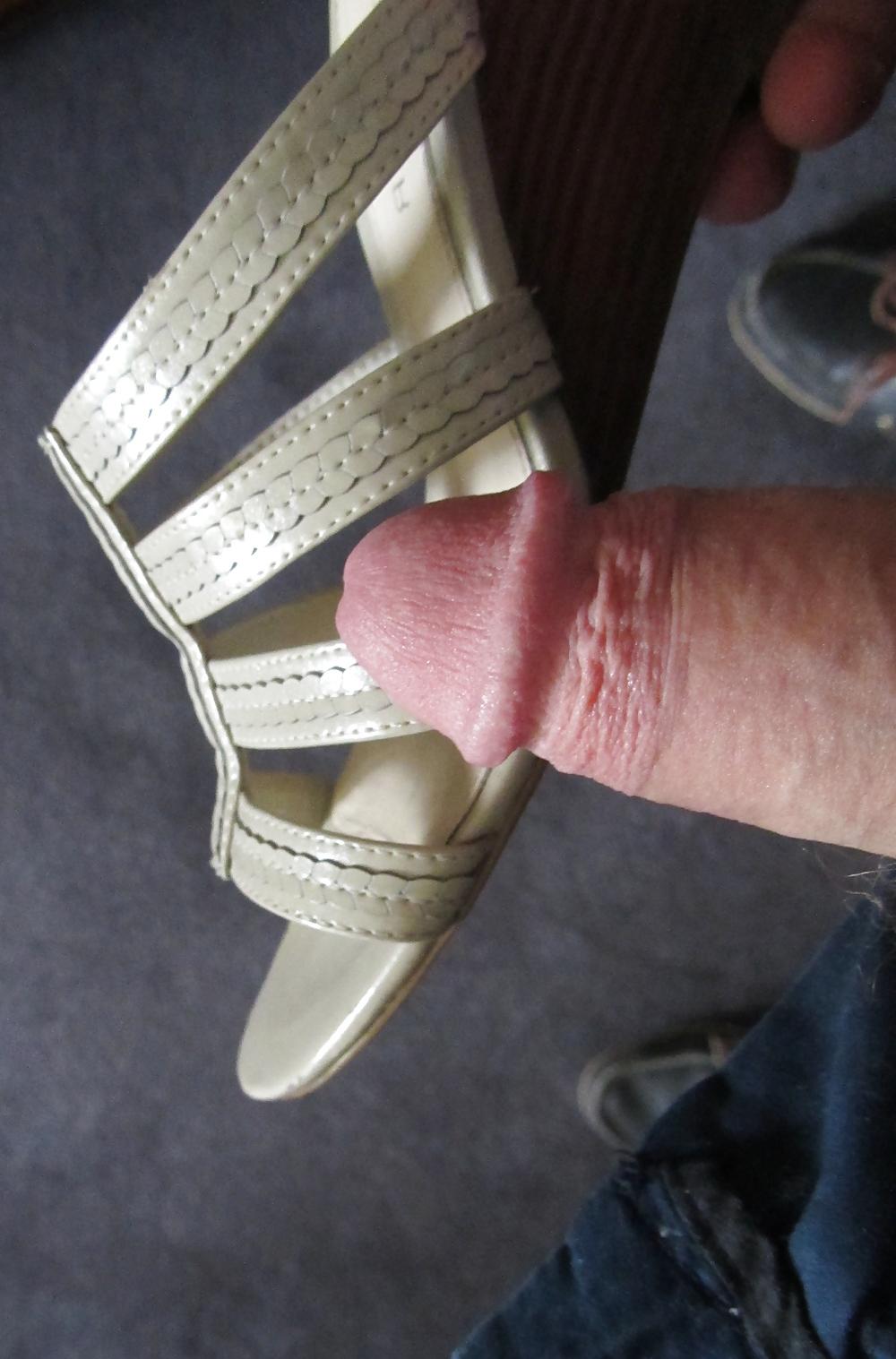 25P Cumming over Michelle's sexy feet again...