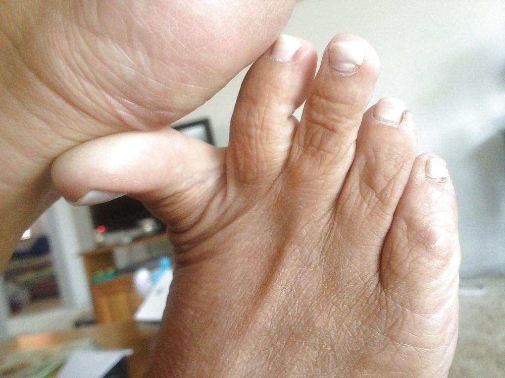 25P Cumming over Michelle's sexy feet again...