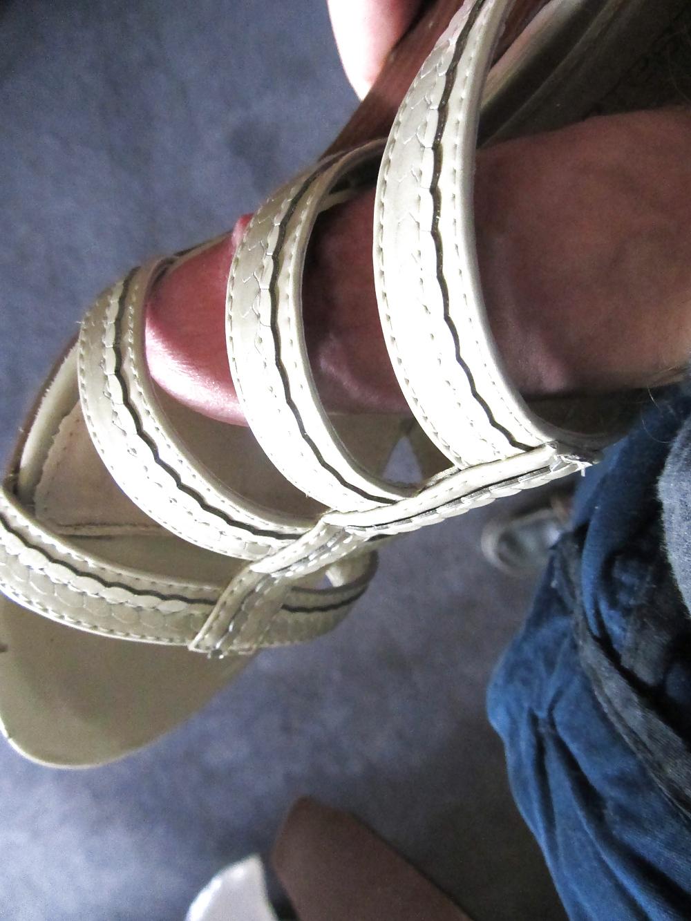 25P Cumming over Michelle's sexy feet again...