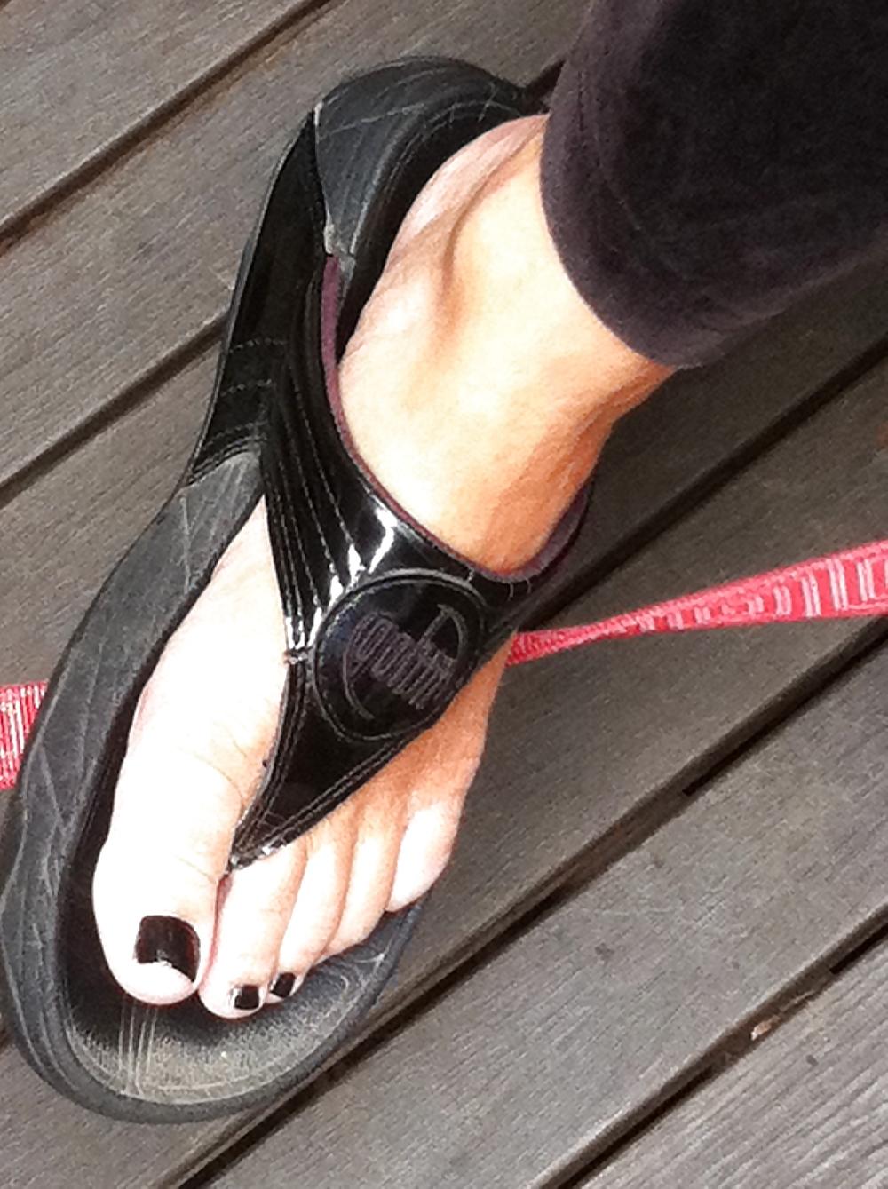 25P Cumming over Michelle's sexy feet again...