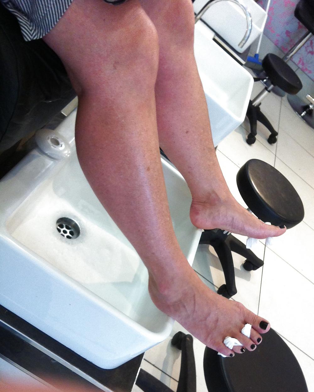 25P Cumming over Michelle's sexy feet again...