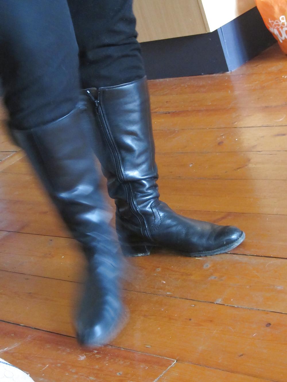 25P Cumming over Michelle's sexy feet again...