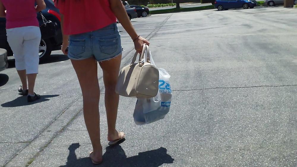 25P Nice butts & ass walking through the streets 