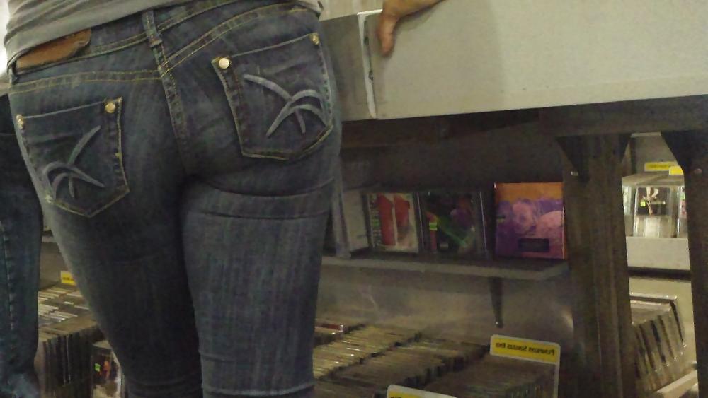 25P Nice butts & ass walking through the streets 