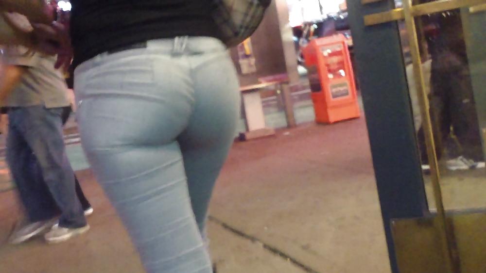 25P Nice butts & ass walking through the streets 