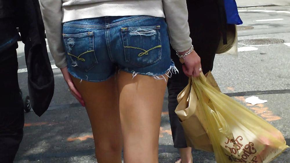 25P Nice butts & ass walking through the streets 