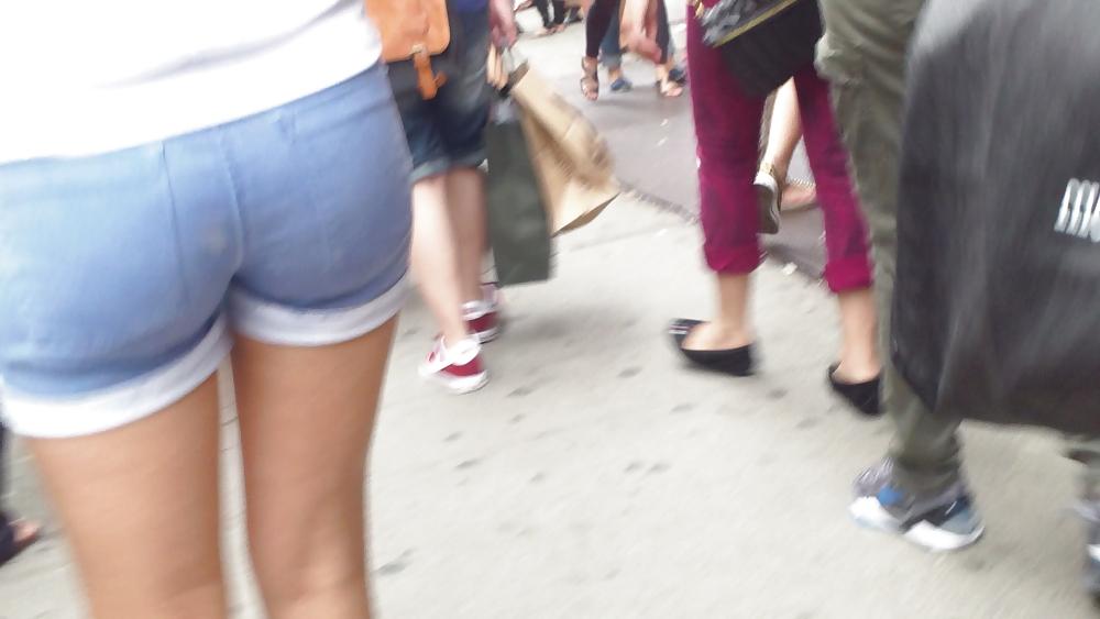 25P Nice butts & ass walking through the streets 