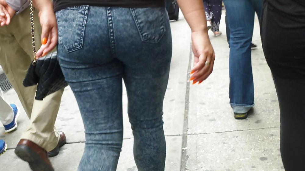 25P Nice butts & ass walking through the streets 