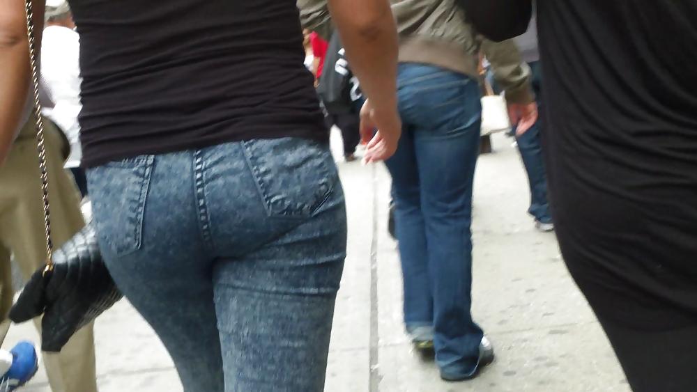 25P Nice butts & ass walking through the streets 