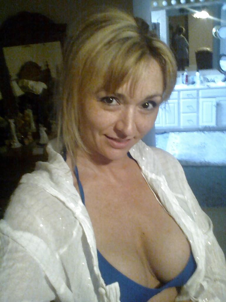 25P SHOW YOUR WIFE - PRESTON