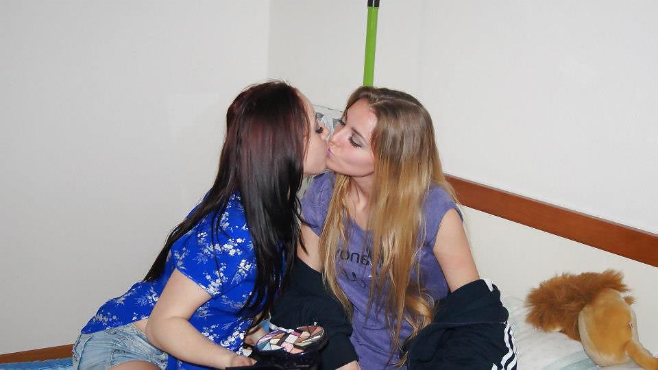 25P JUST FRIENDS OR LESBIAN?