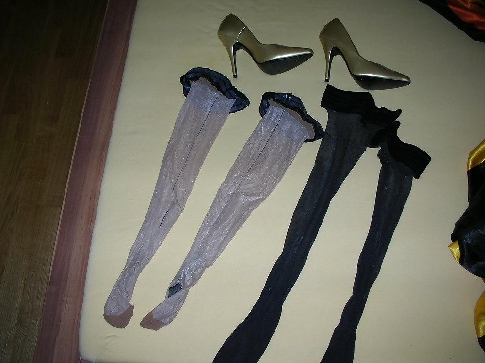 12P Wife cum over her gold high heels