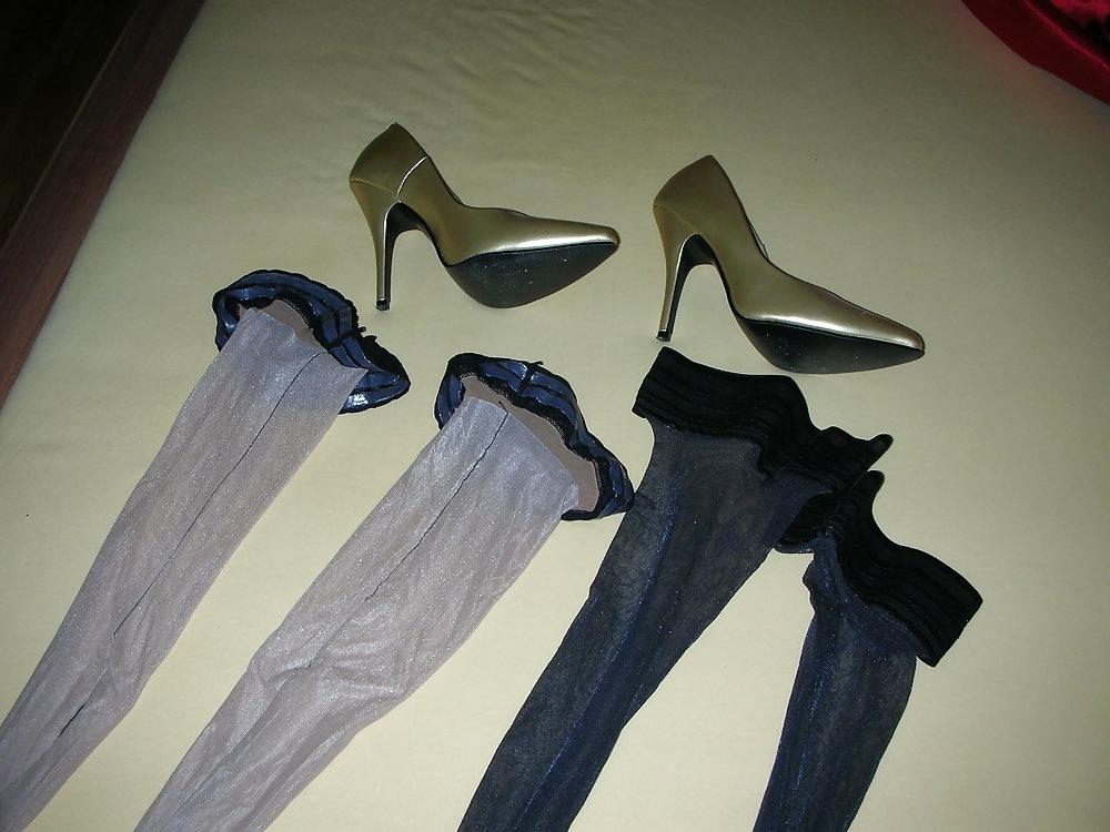 12P Wife cum over her gold high heels