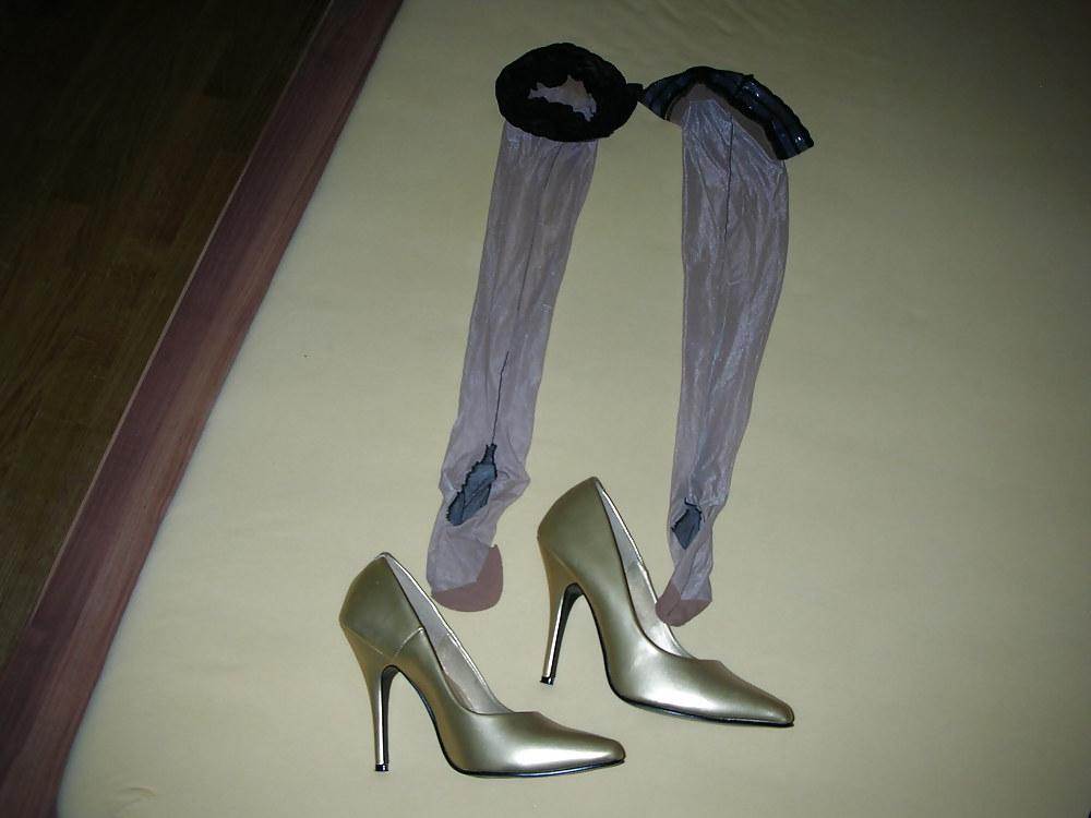 12P Wife cum over her gold high heels