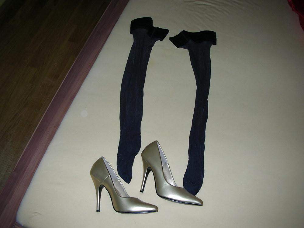 12P Wife cum over her gold high heels