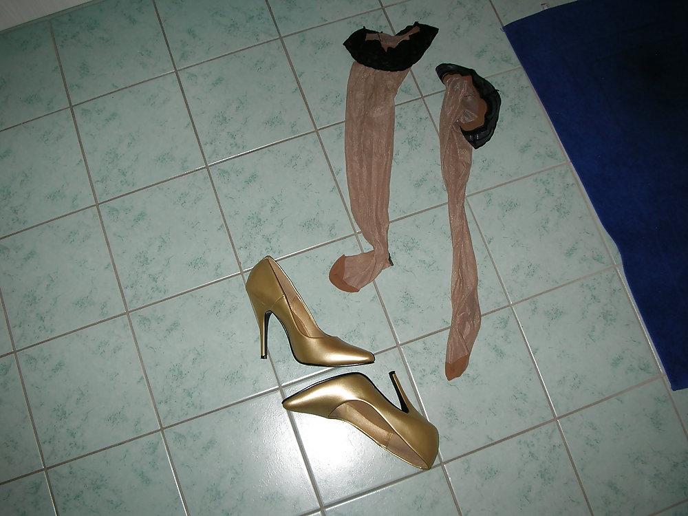 12P Wife cum over her gold high heels