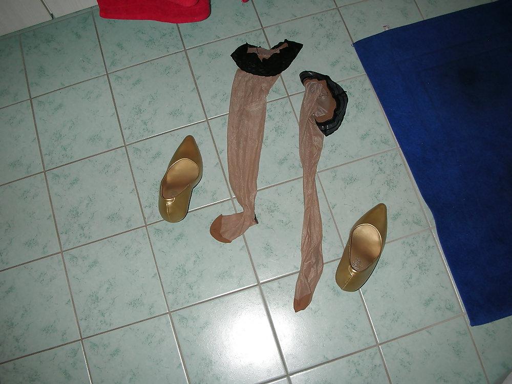 12P Wife cum over her gold high heels