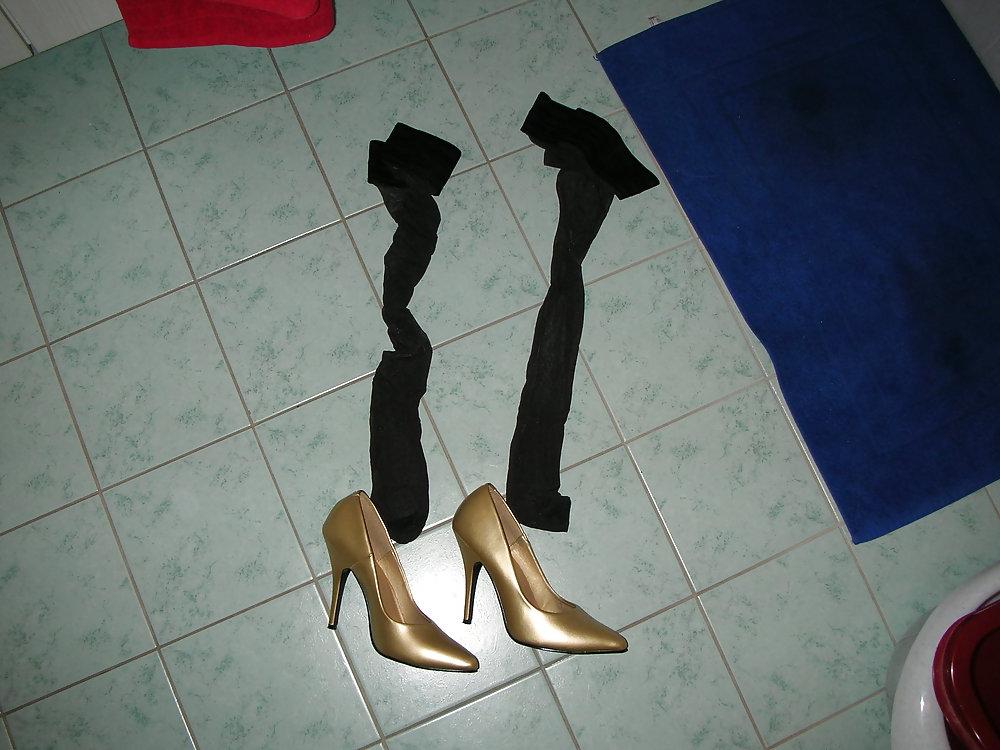 12P Wife cum over her gold high heels