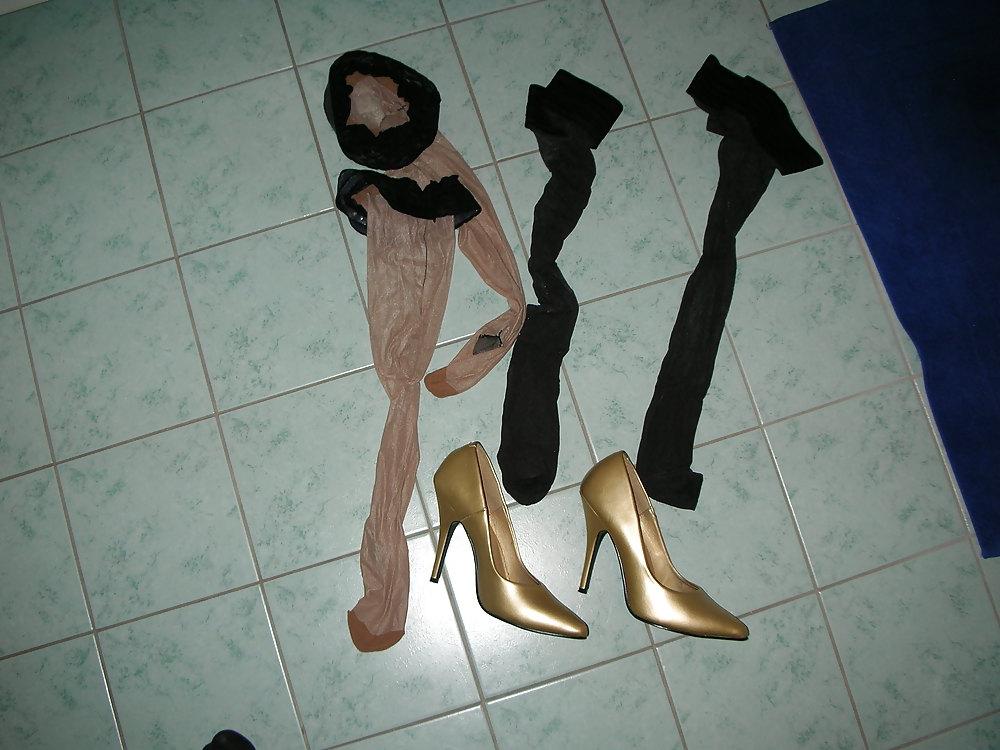 12P Wife cum over her gold high heels