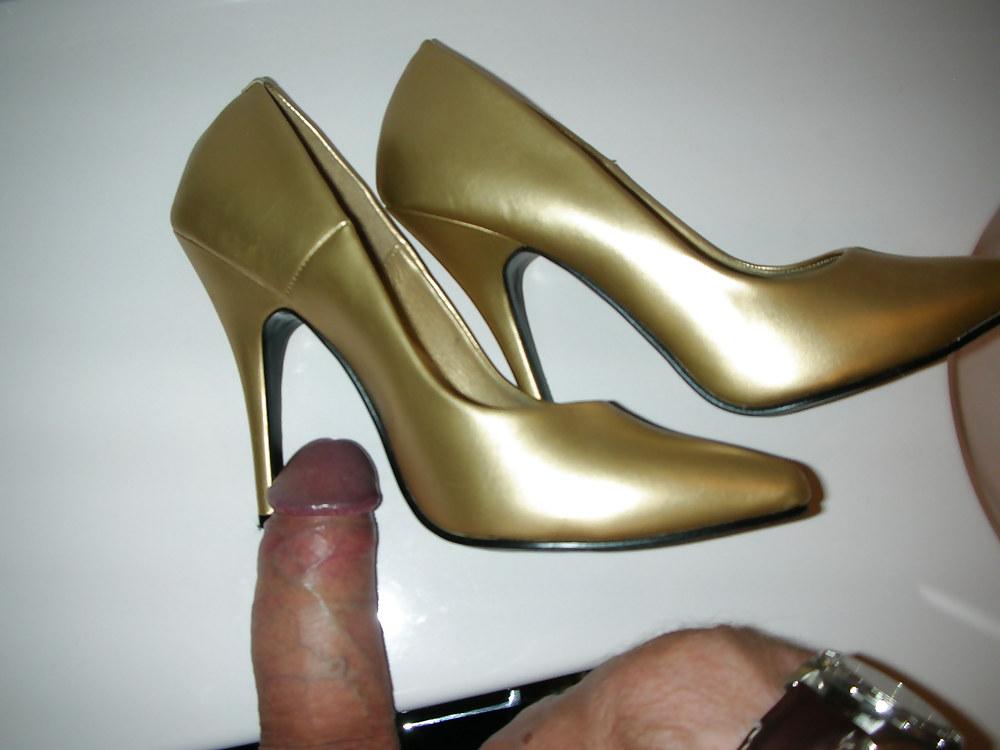 12P Wife cum over her gold high heels