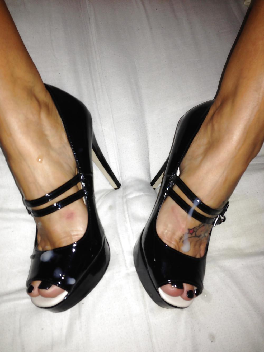 4P Mmmm a load of mine over jaynes shoes n feet