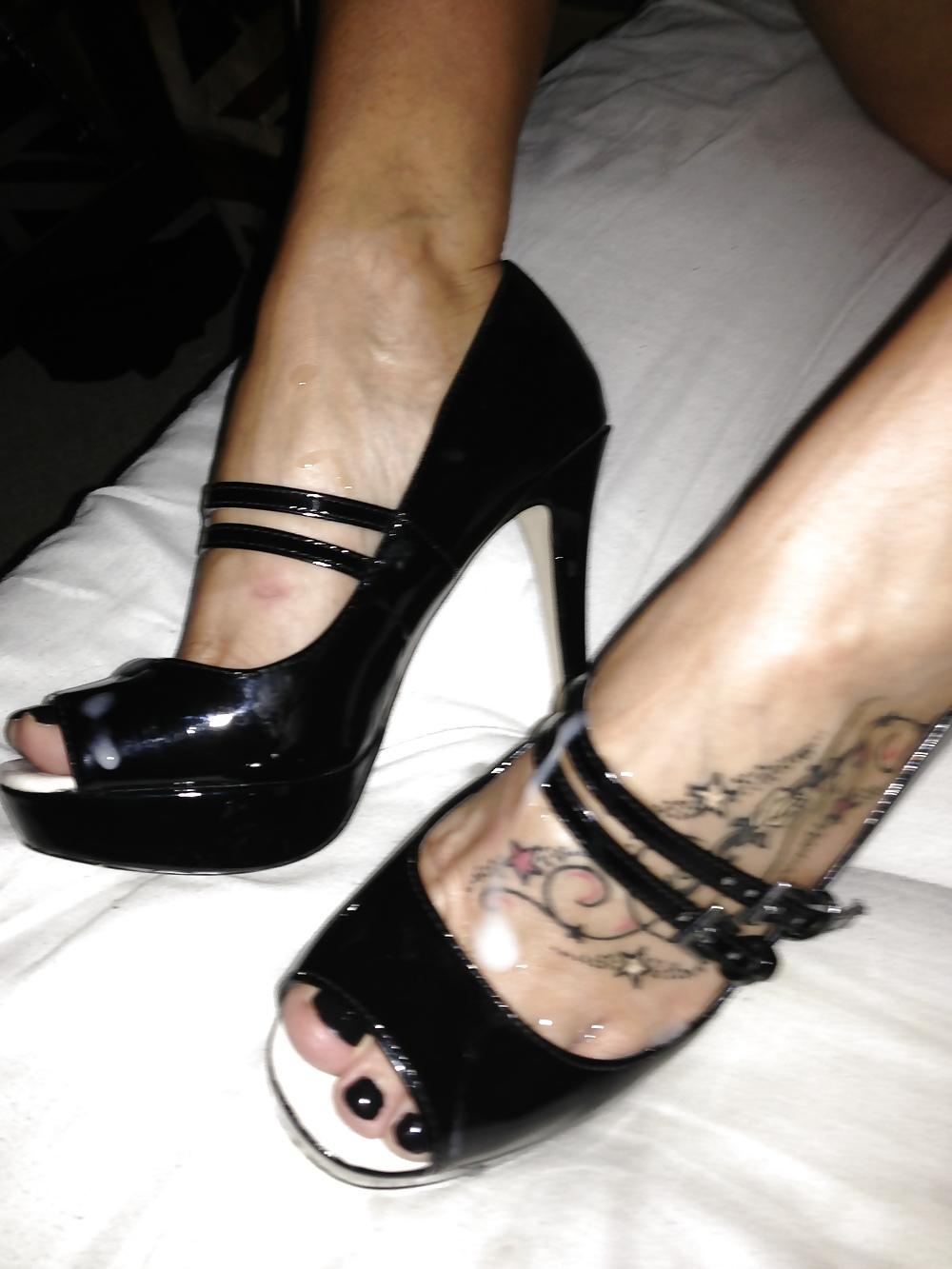 4P Mmmm a load of mine over jaynes shoes n feet