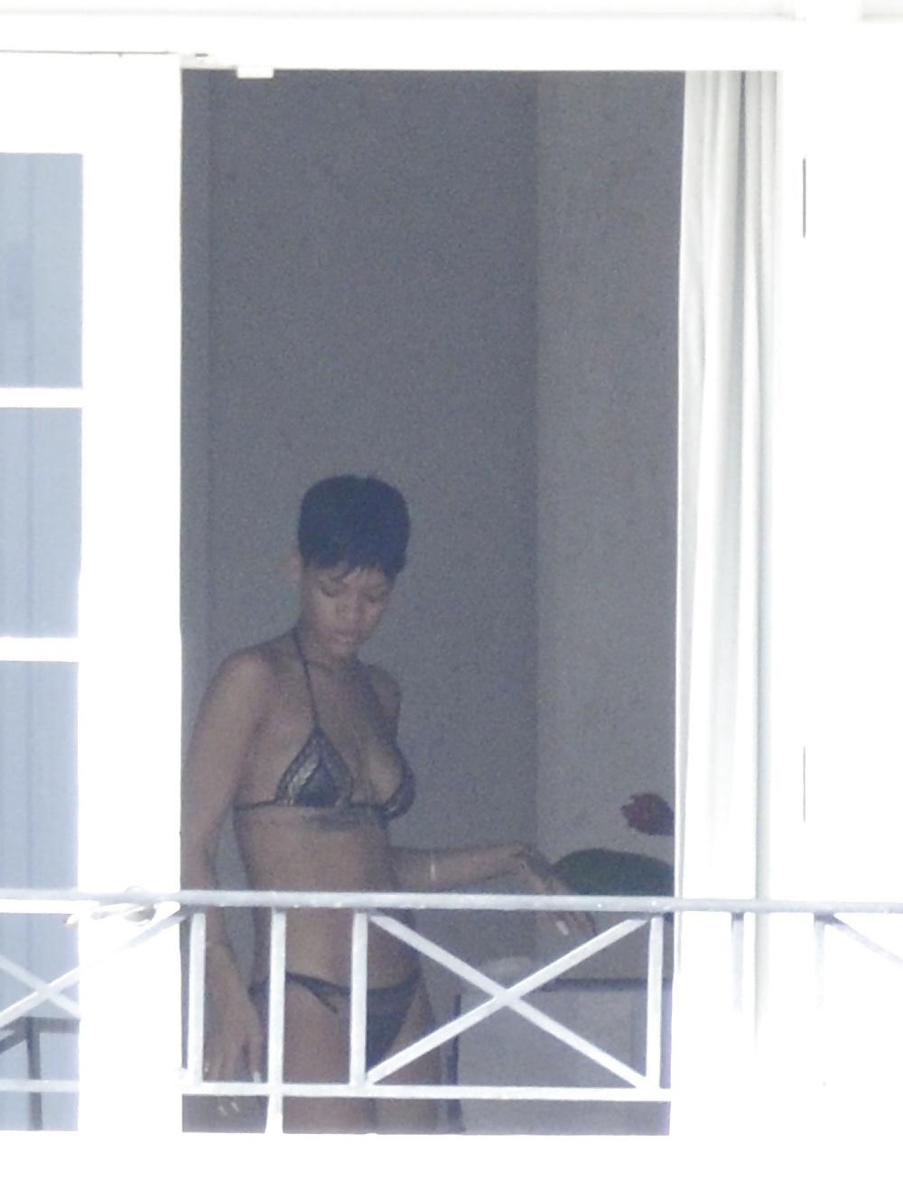 25P RIHANNA SMOKING WEED AND GETTING NAKED