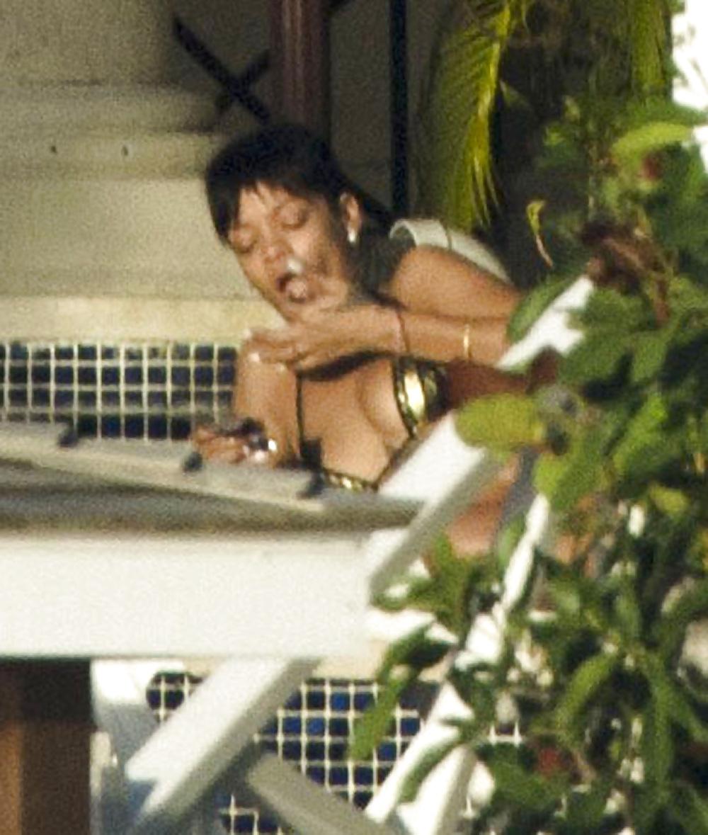 25P RIHANNA SMOKING WEED AND GETTING NAKED