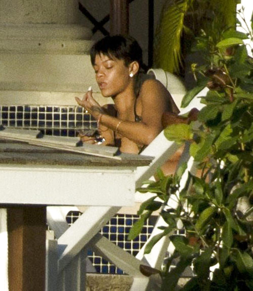 25P RIHANNA SMOKING WEED AND GETTING NAKED