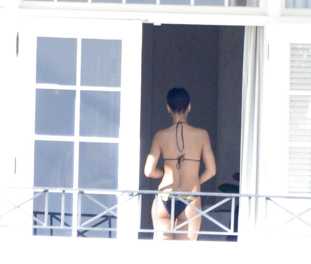 25P RIHANNA SMOKING WEED AND GETTING NAKED