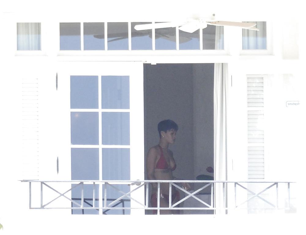 25P RIHANNA SMOKING WEED AND GETTING NAKED