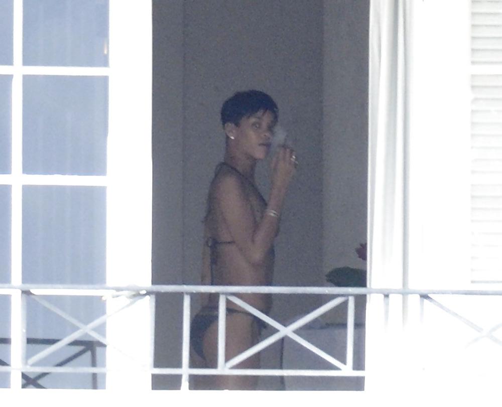 25P RIHANNA SMOKING WEED AND GETTING NAKED