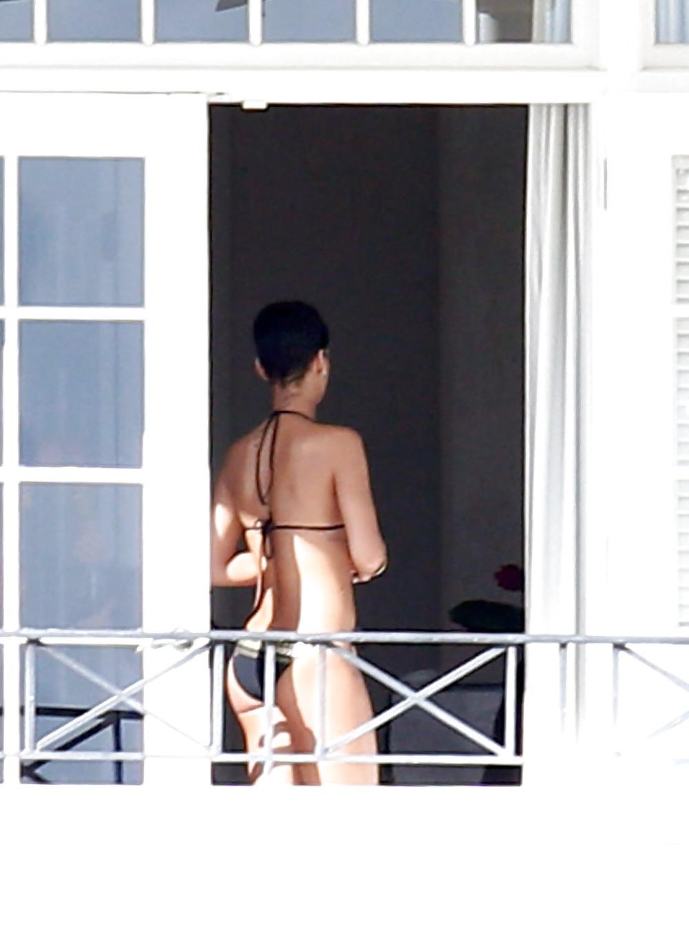 25P RIHANNA SMOKING WEED AND GETTING NAKED