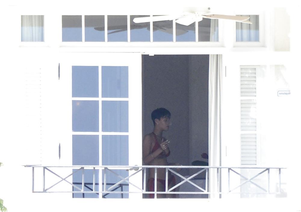 25P RIHANNA SMOKING WEED AND GETTING NAKED