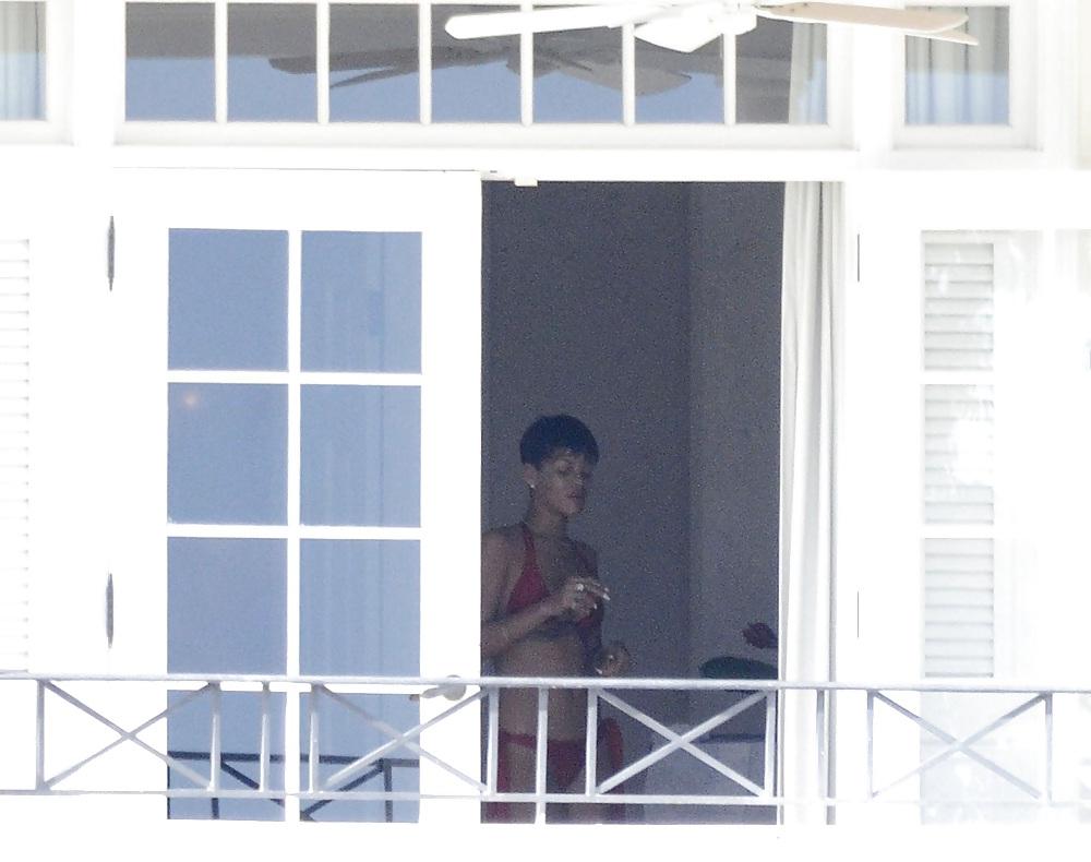 25P RIHANNA SMOKING WEED AND GETTING NAKED