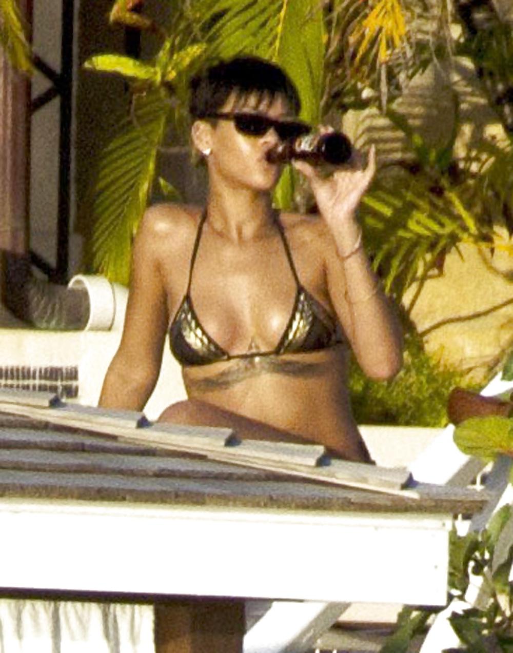 25P RIHANNA SMOKING WEED AND GETTING NAKED