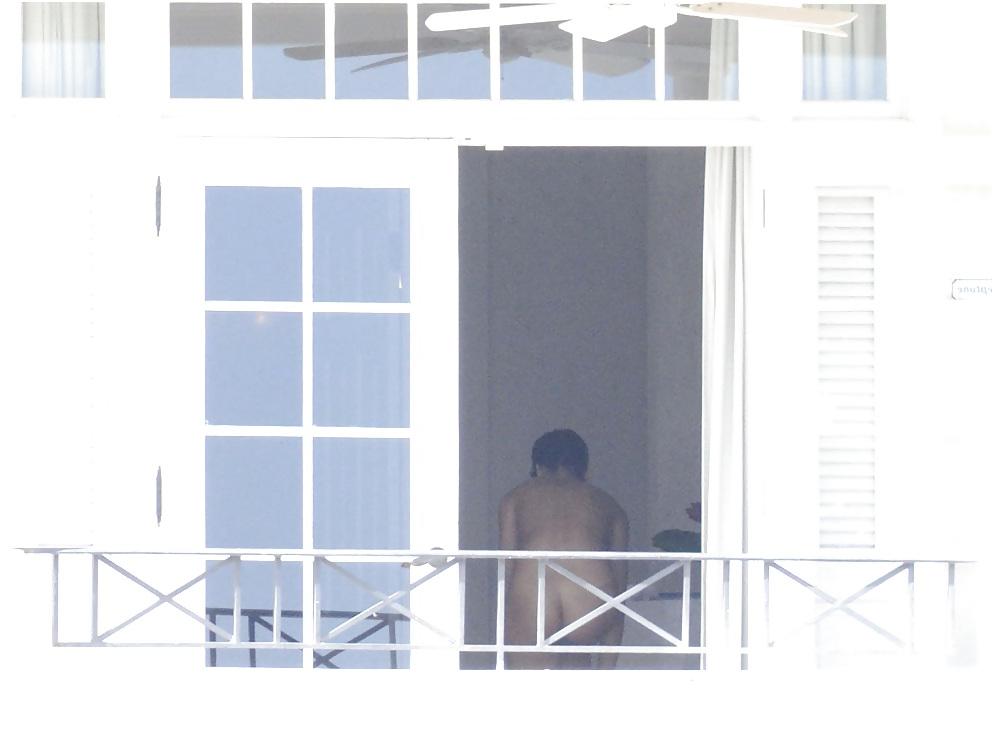 25P RIHANNA SMOKING WEED AND GETTING NAKED
