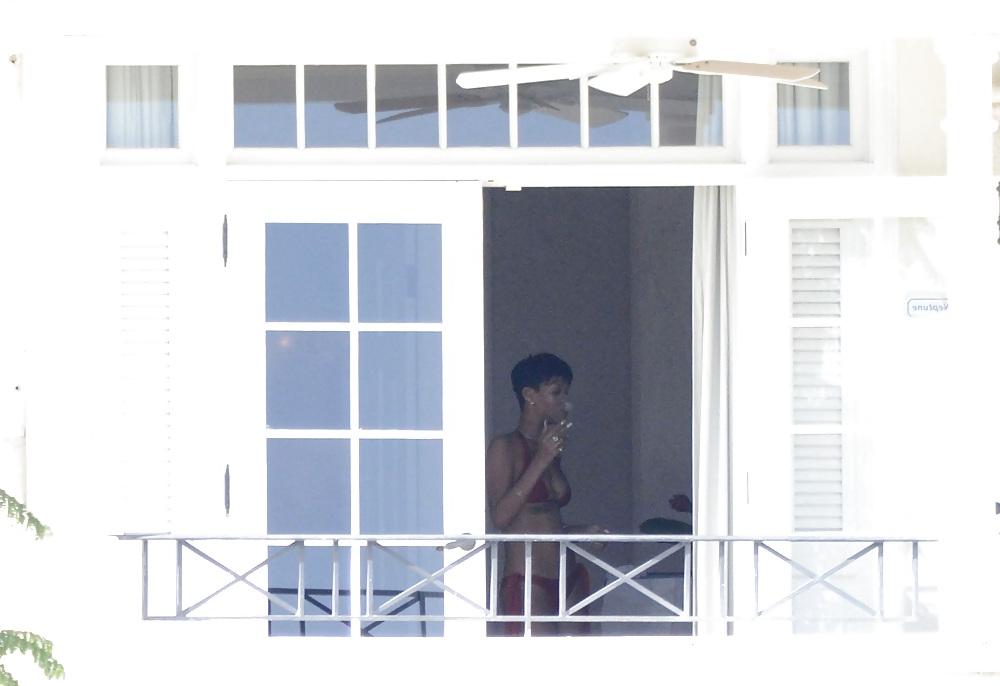 25P RIHANNA SMOKING WEED AND GETTING NAKED