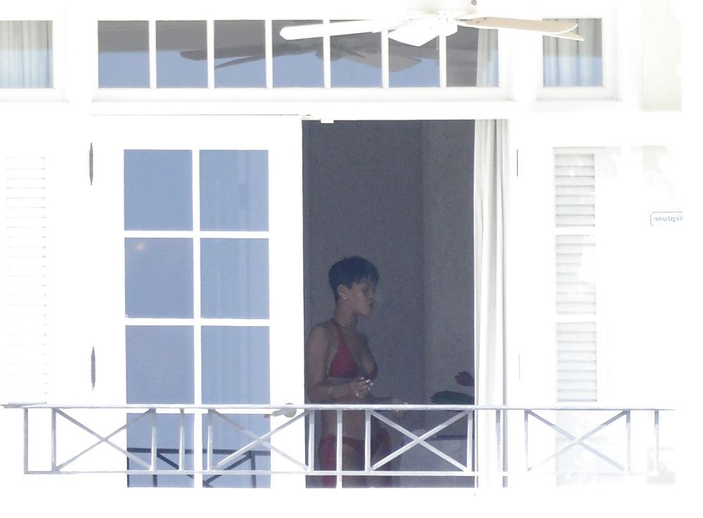 25P RIHANNA SMOKING WEED AND GETTING NAKED