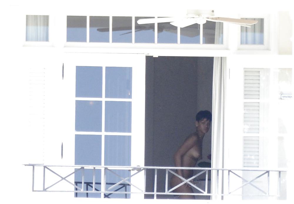 25P RIHANNA SMOKING WEED AND GETTING NAKED