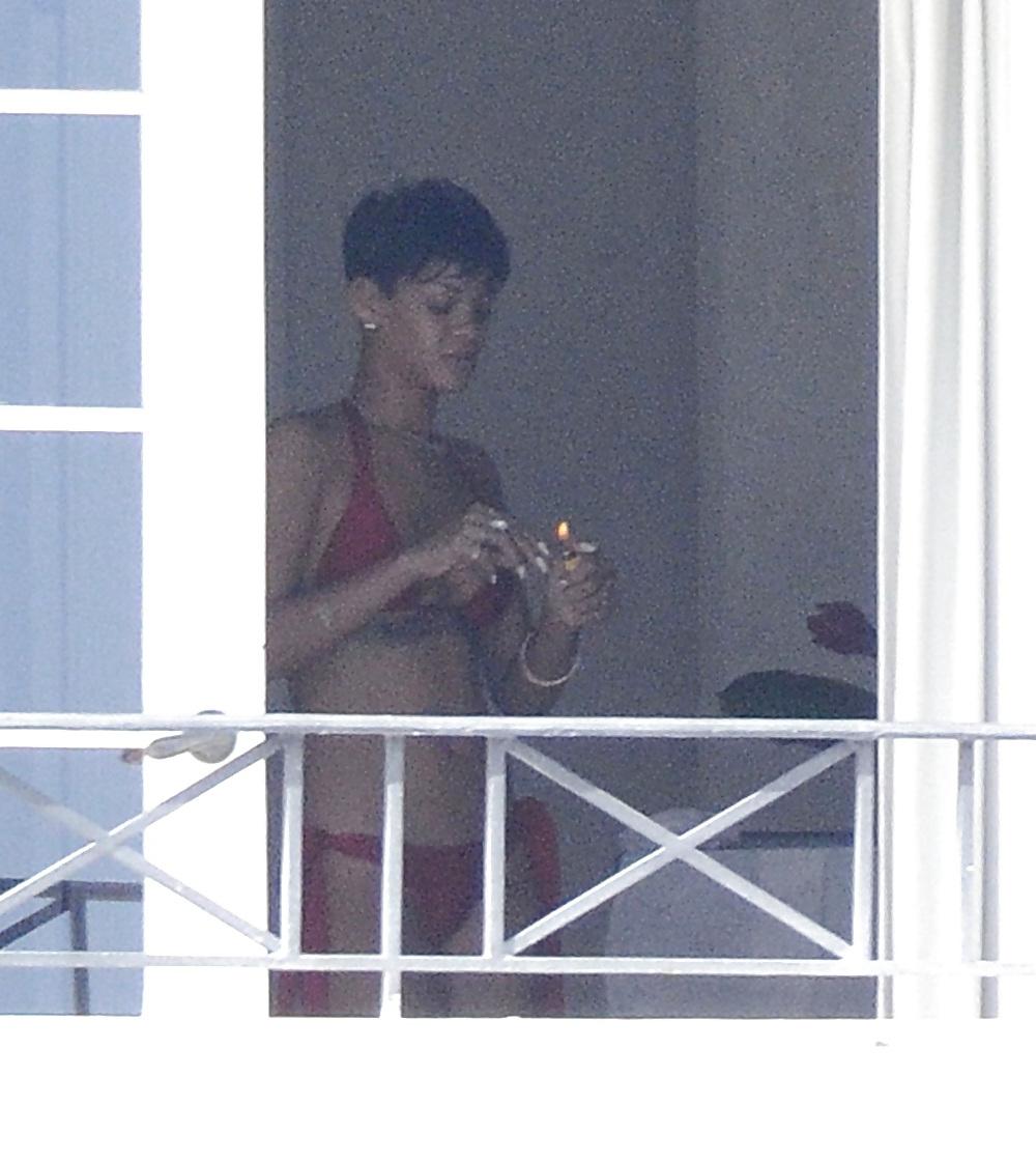 25P RIHANNA SMOKING WEED AND GETTING NAKED