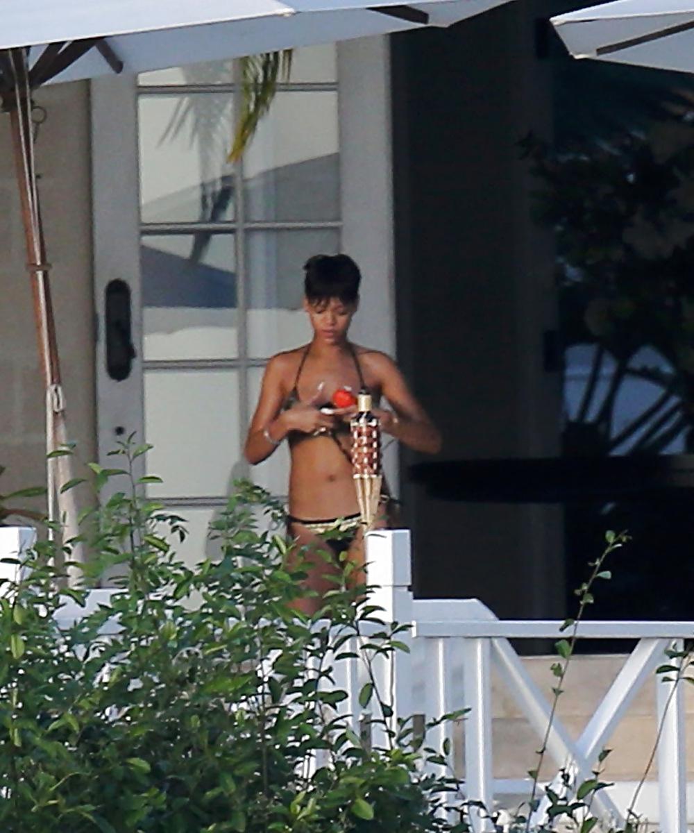 25P RIHANNA SMOKING WEED AND GETTING NAKED