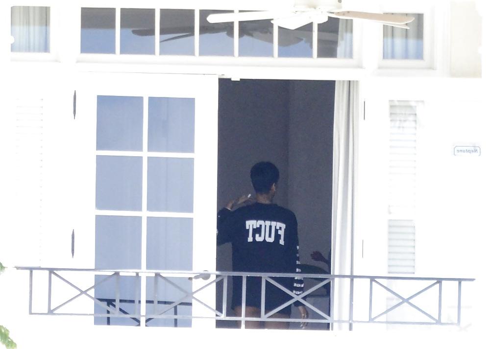 25P RIHANNA SMOKING WEED AND GETTING NAKED