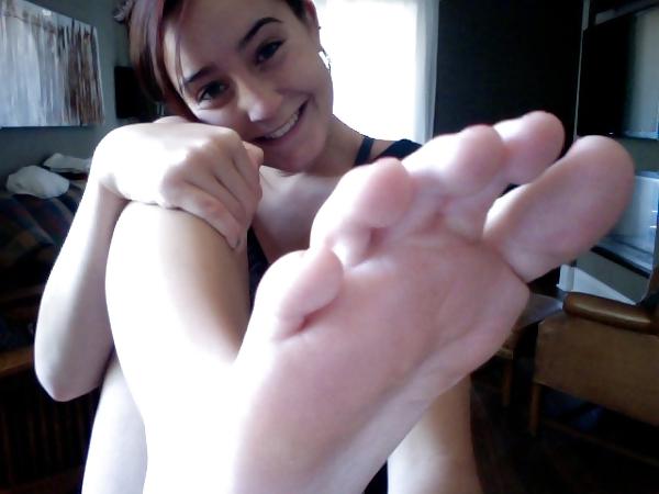 25P Hot feet an a couple of black jungle bunnys