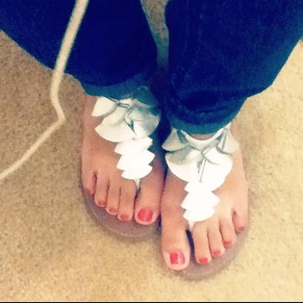 25P Hot feet an a couple of black jungle bunnys