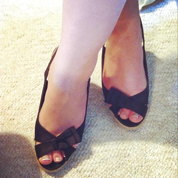 25P Hot feet an a couple of black jungle bunnys