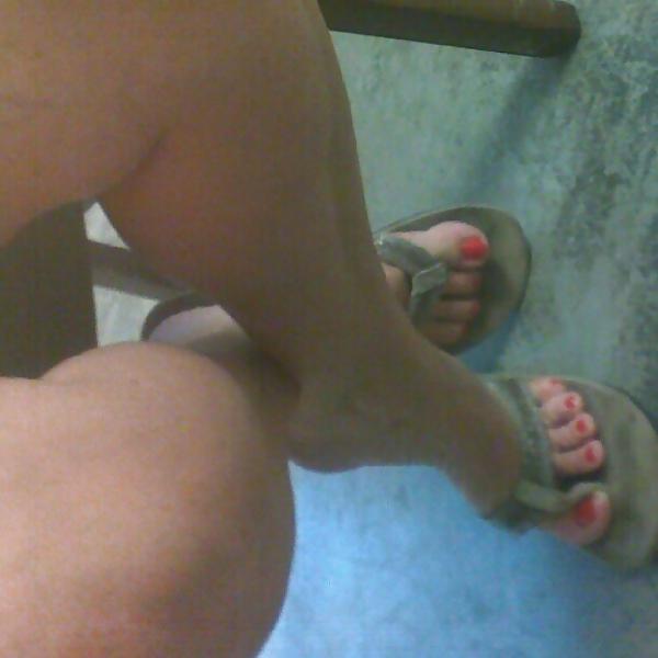 25P Hot feet an a couple of black jungle bunnys